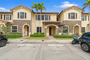 8881 W 35th Ln 8881, Hialeah