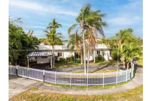 660 E 10th Pl, Hialeah