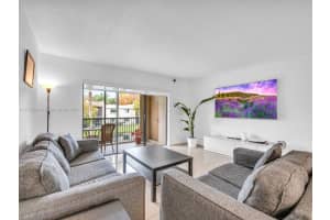 398 Lakeview Dr 205, Weston