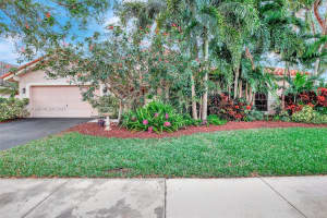 3272 Beechberry Cir, Davie