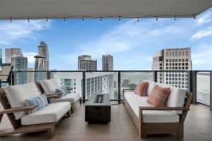 68 Se 6th St 3911, Miami