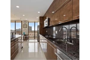 19355 Turnberry Way 27e, Aventura