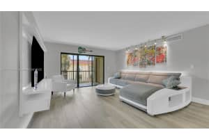 327 Lakeview Dr 203, Weston