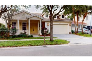 4713 Village Way, Davie