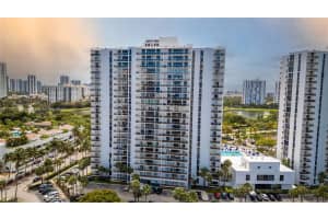 3731 N Country Club Dr 1927, Aventura