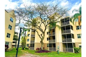 8353 Lake Dr 303, Doral