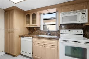 30 E 39th St APT 321, Hialeah, FL 33013, - MLS#A11783426