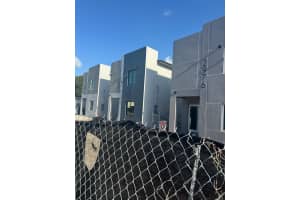 2976 Nw 45th St, Miami