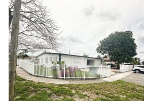410 W 30th Pl, Hialeah