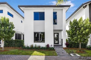 8156 Nw 43rd St, Doral