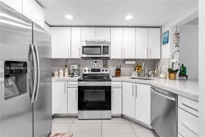 455 Paradise Isle Blvd 106 Hallandale Beach, FL 33009 - MLS#A11786749
