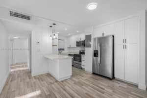 110 Fontainebleau Blvd 202, Miami