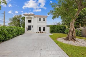 2615 Ne 213th St, Miami