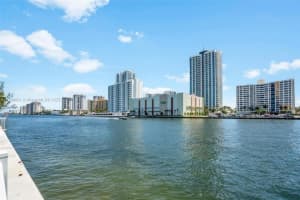 600 Parkview Dr (+den)422, Hallandale Beach