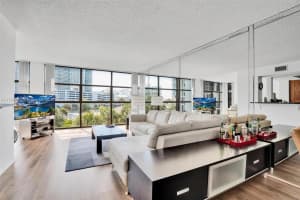 600 Parkview Dr (+den)422 Hallandale Beach, FL 33009 - MLS#A11788621
