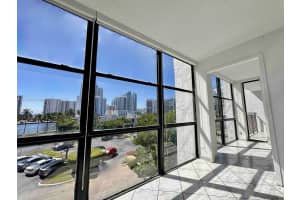 1000 Parkview Dr 424, Hallandale Beach
