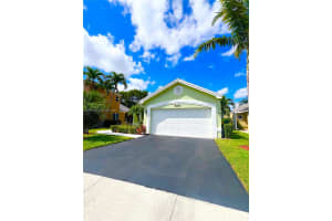 9271 Arborwood Cir, Davie