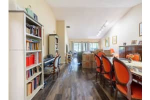 370 Fairway Cir 13, Weston