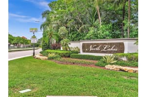 457 Cambridge Dr, Weston