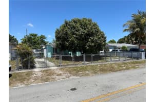 911 E 39th Pl, Hialeah