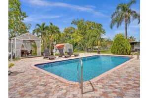 717 E River Dr, Margate