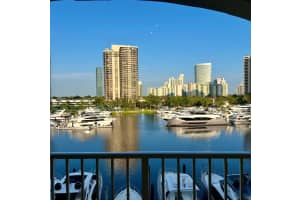 19877 E Country Club Dr 3606, Aventura
