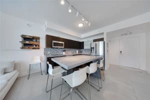 90 Sw 3rd St 1514, Miami