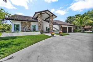 11850 Oak Leaf Dr, Davie
