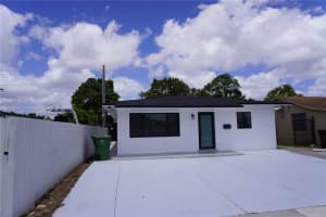621 E 55th St, Hialeah
