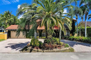 7345 N Oakmont Dr, Hialeah