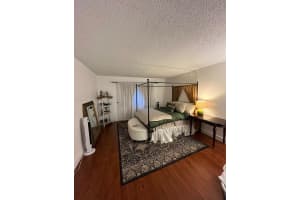 158 Lakeview Dr 103, Weston