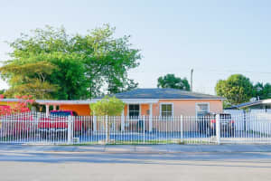 911 E 32nd St, Hialeah