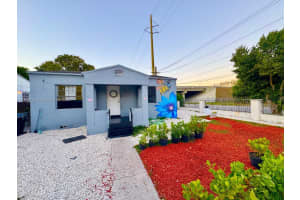 301 Nw 37th St, Miami