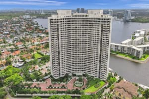 1000 W Island Blvd 611, Aventura
