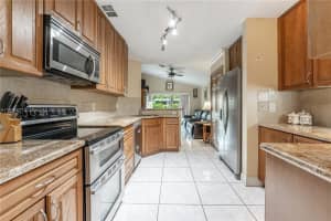 430 Nw 107th Ave, Pembroke Pines