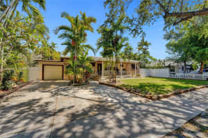 901 Ne 8th St, Hallandale Beach