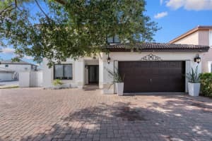 8279 Nw 199th St, Hialeah