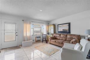 815 SW 10th Terrace APT 20V, Hallandale Beach, FL 33009, - MLS#A11810242