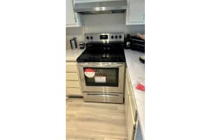 8290 Lake Dr 527, Doral