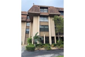 661 Ne 195th St 105, Miami