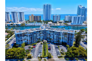 1000 Parkview Dr 818, Hallandale Beach