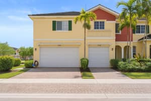 7702 Paddock Pl, Davie