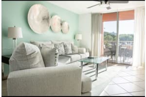 19601 E Country Club Drive 7-203, Aventura