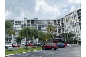 800 Parkview Dr 820, Hallandale Beach
