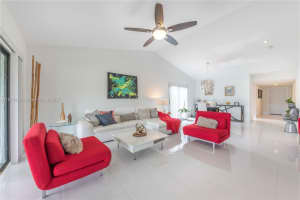 16189 Laurel Dr 25, Weston