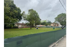 235 Nw 26th Ave Miami, FL 33125 - MLS#A11815885