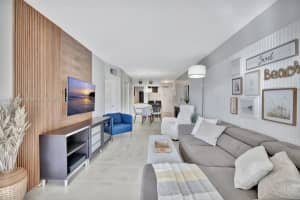 300 Golden Isles Dr 204, Hallandale Beach
