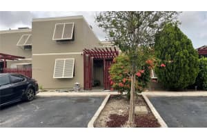 11040 S Lakeview Dr, Pembroke Pines