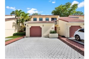 9530 Alcazar Ln, Davie