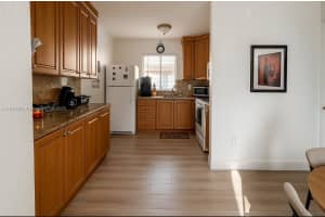 2760 W 61st Pl 202, Hialeah